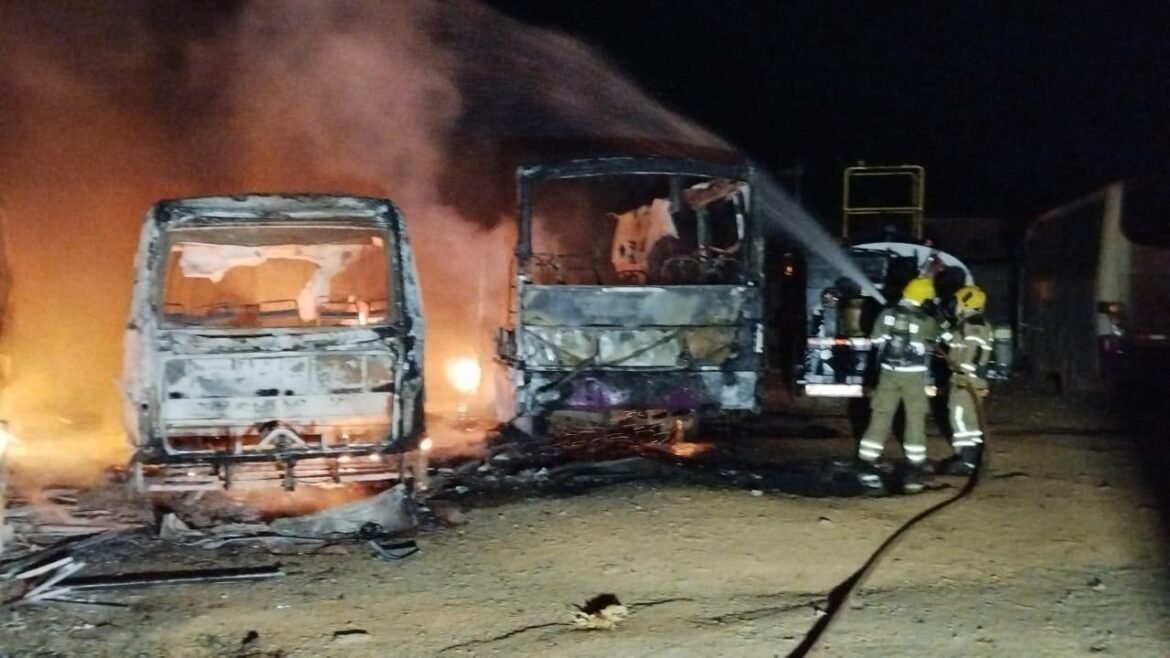 incendio-atinge-cinco-veiculos-em-garagem-automotiva-de-montes-claros