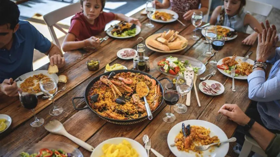 qual-e-o-melhor-horario-para-jantar-e-por-que-comer-a-mesma-coisa-tem-efeitos-diferentes-dependendo-da-hora-do-dia?