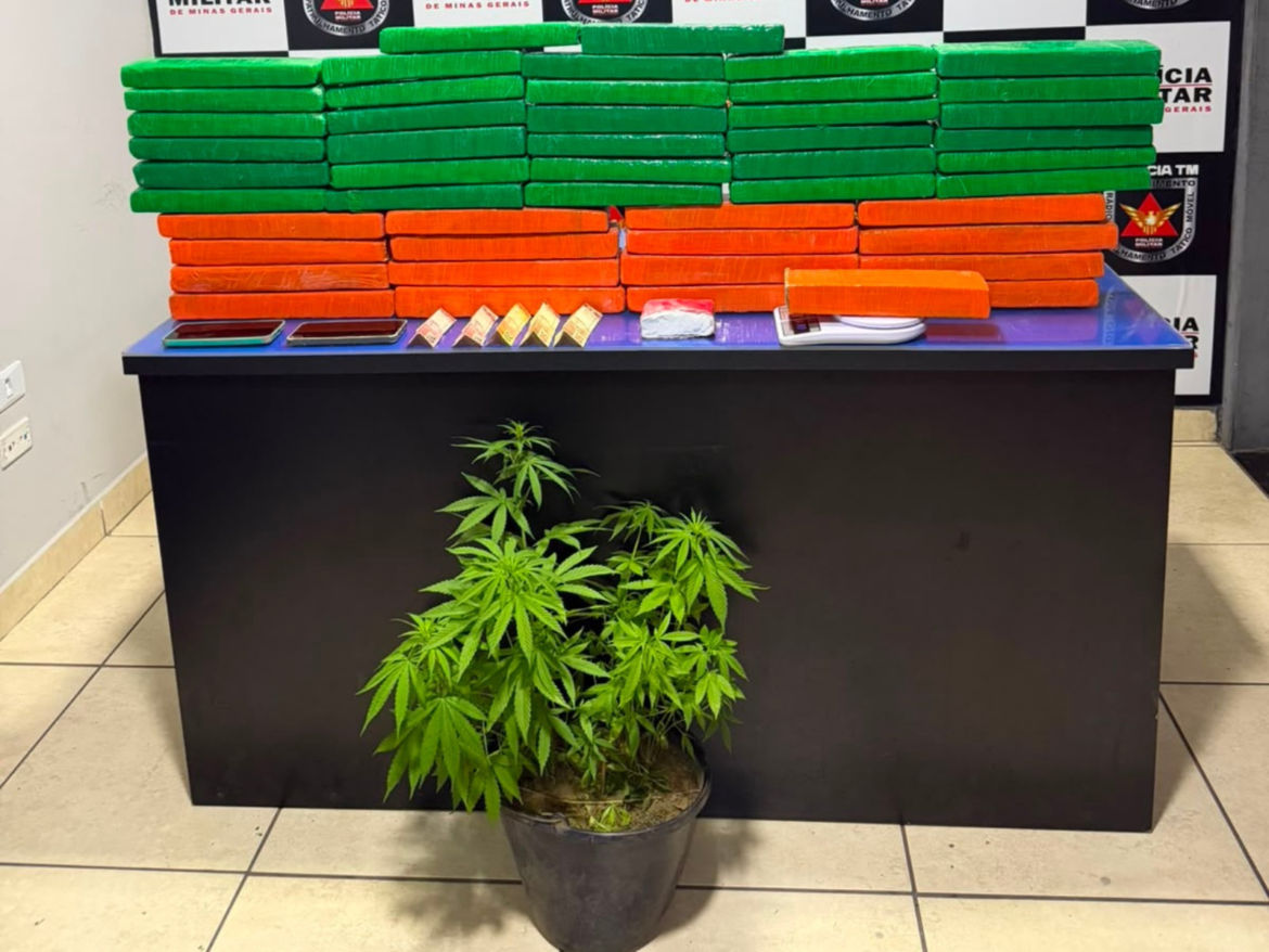 casal-e-preso-com-57-kg-de-maconha-e-26-pes-da-droga-em-buritizeiro