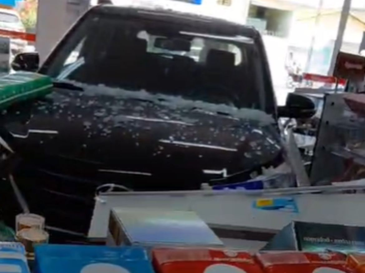 video:-carro-invade-farmacia-apos-motorista-passar-mal-em-montes-claros