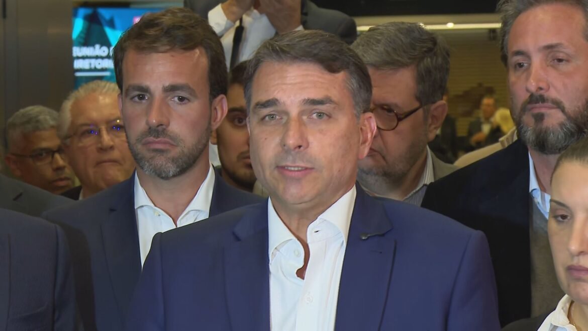 ‘voces-vao-parar-no-tempo?-nao-sou-eu-que-tenho-que-prestar-conta,-e-o-lula’,-diz-flavio-bolsonaro-sobre-contas-do-filme-‘dark-horse’