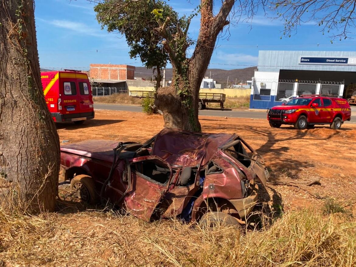 jovem-fica-ferido-apos-carro-sair-da-pista-e-bater-em-arvores-em-janauba