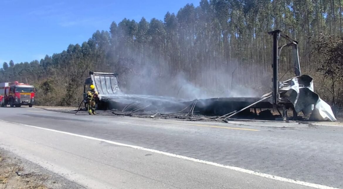 carreta-carregada-com-embalagens-plasticas-e-destruida-por-incendio-na-br-251