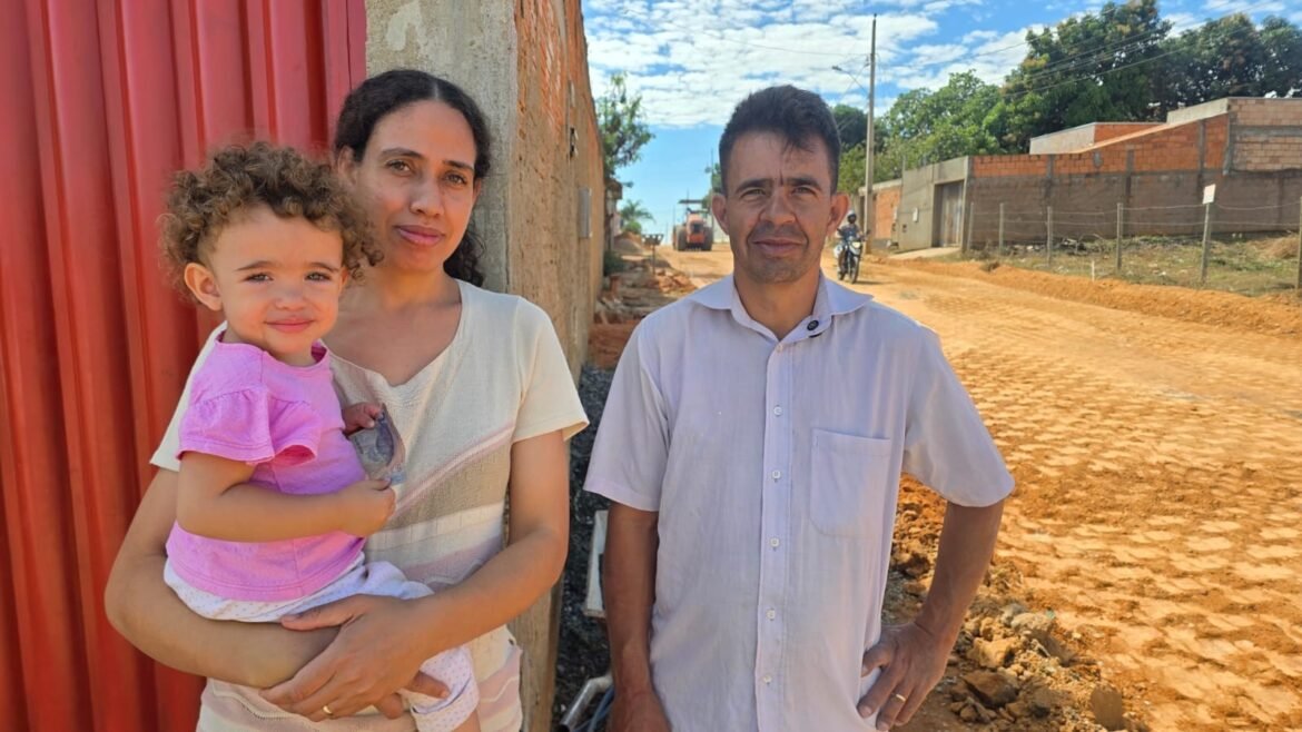 moradores-do-bairro-santo-amaro,-em-montes-claros,-celebram-a-chegada-do-asfalto