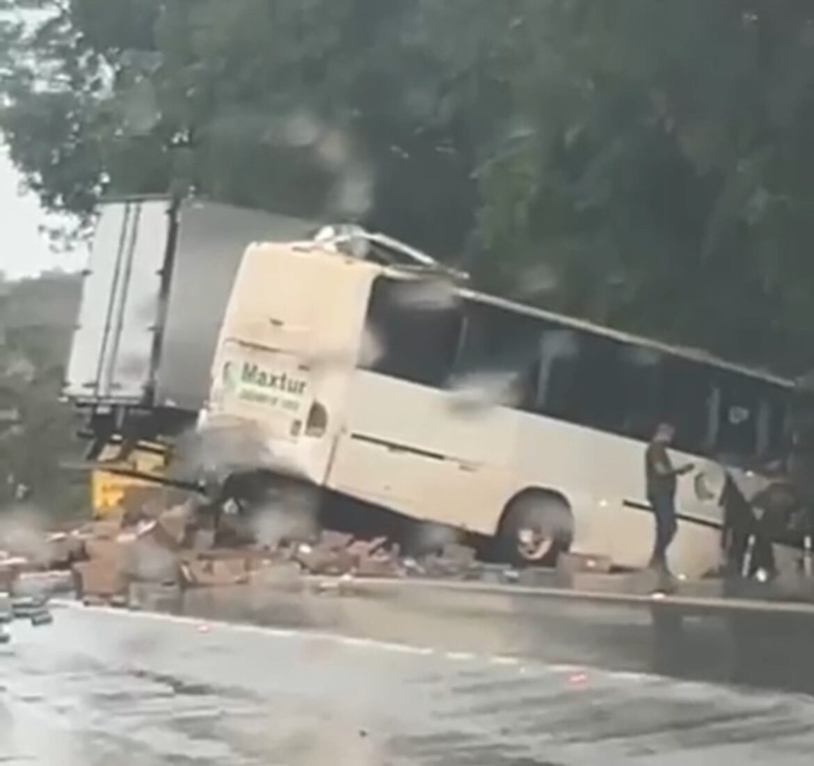acidente-entre-caminhao-e-onibus-deixa-um-morto-e-feridos-na-br-040