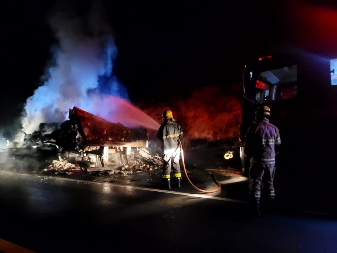 carreta-carregada-de-uvas-e-atingida-por-incendio-na-br-251