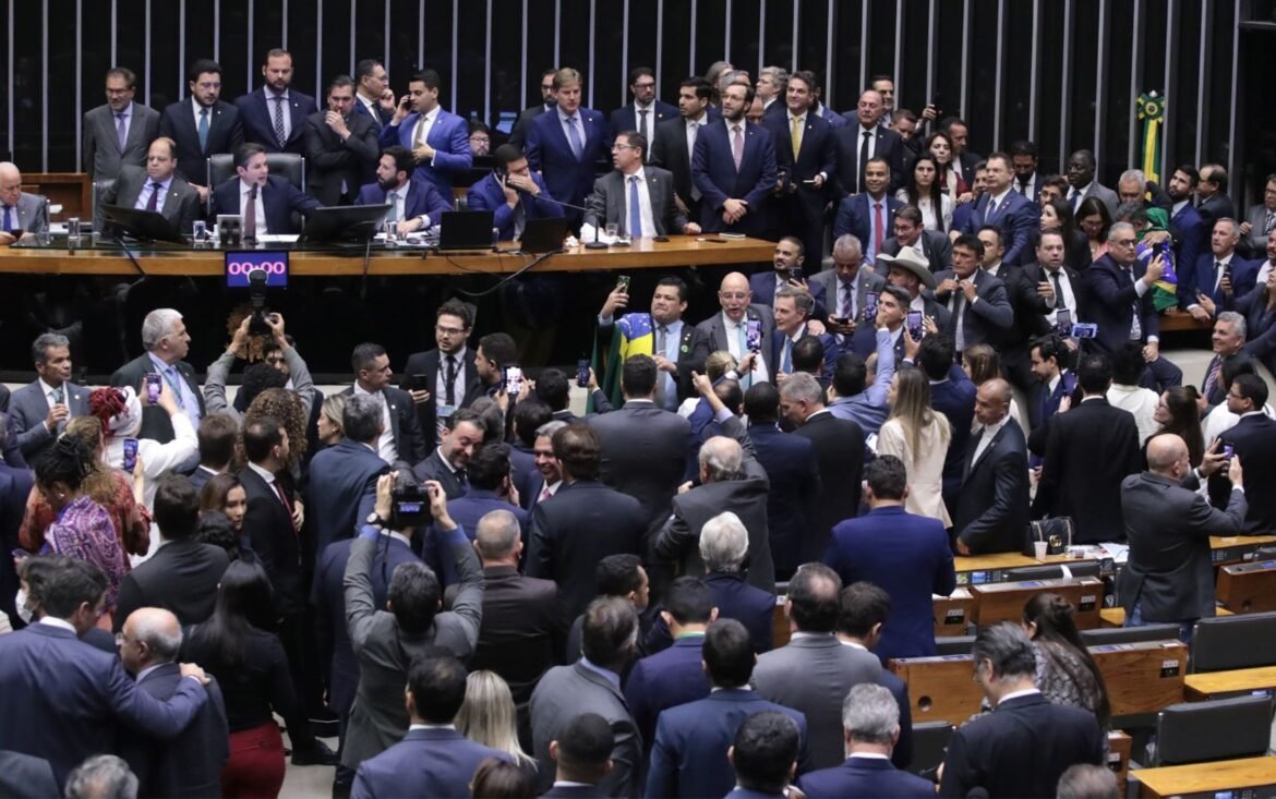 video:-qual-a-diferenca-entre-deputado-estadual-e-federal?