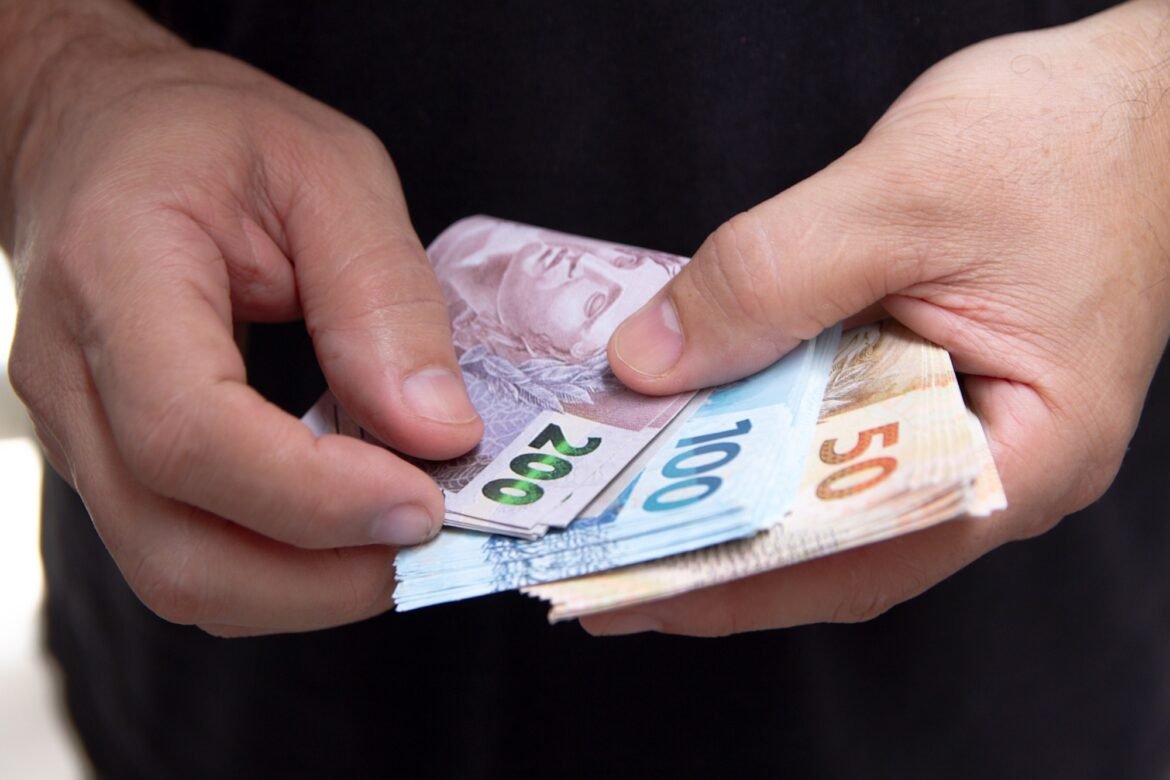orcamento-2027:-salario-minimo,-previsao-de-contas-no-azul,-reajuste-limitado-a-servidores-e-‘imposto-do-pecado’;-veja-destaques-do-projeto