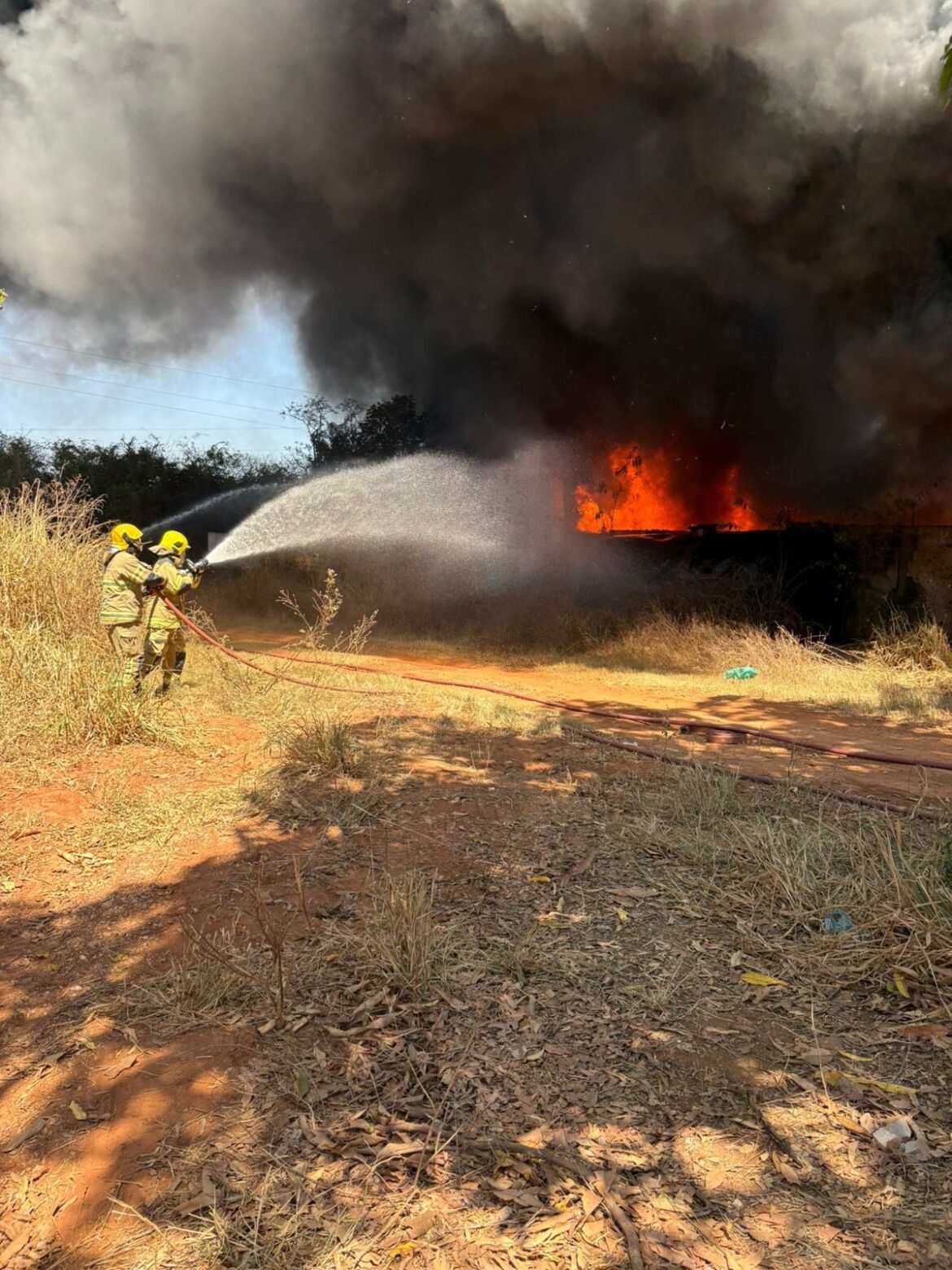 incendio-atinge-galpao-de-materiais-reciclaveis-em-montes-claros