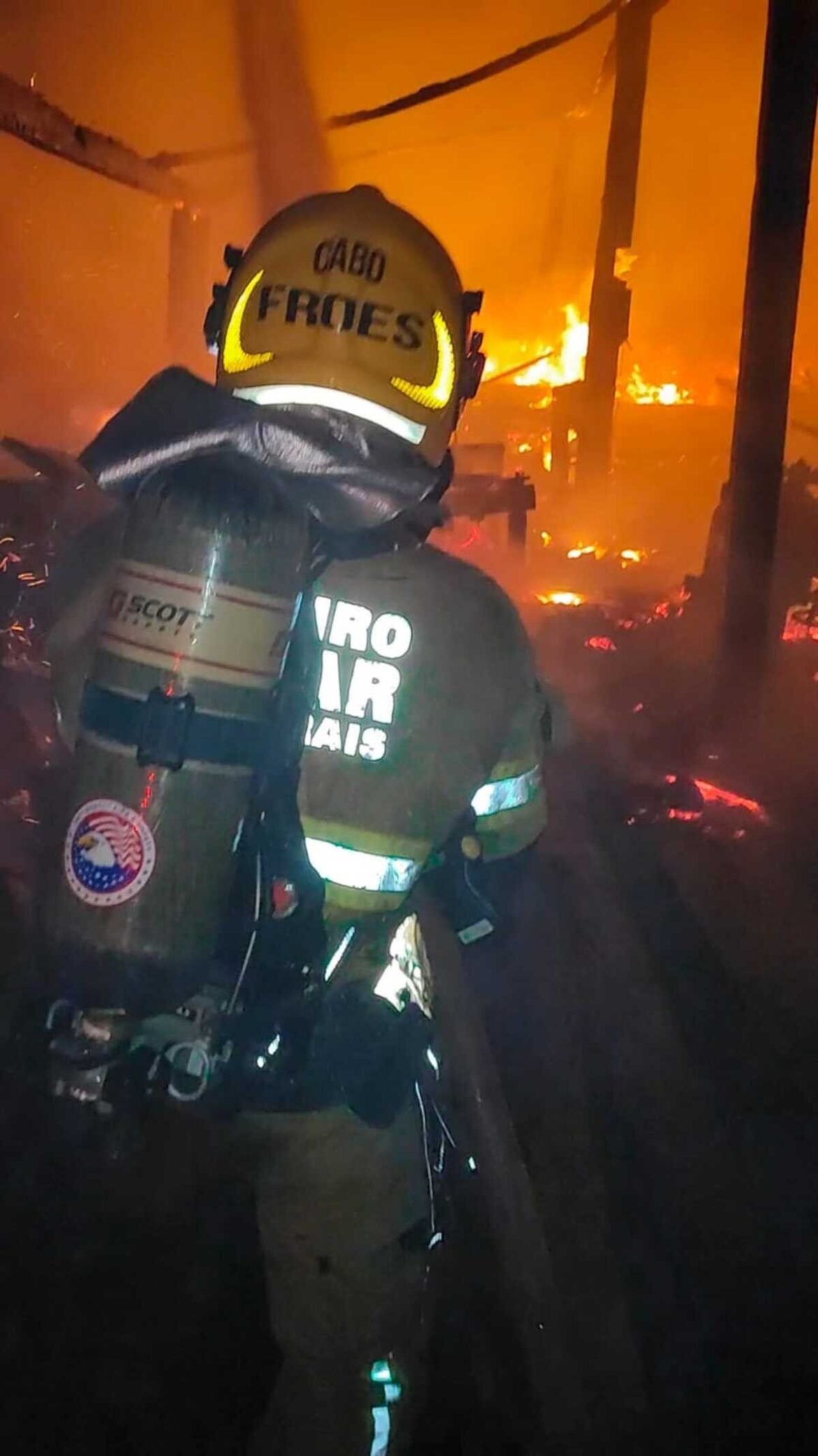 incendio-de-grandes-proporcoes-atinge-marcenaria-e-se-espalha-para-casa-vizinha-em-januaria;-video
