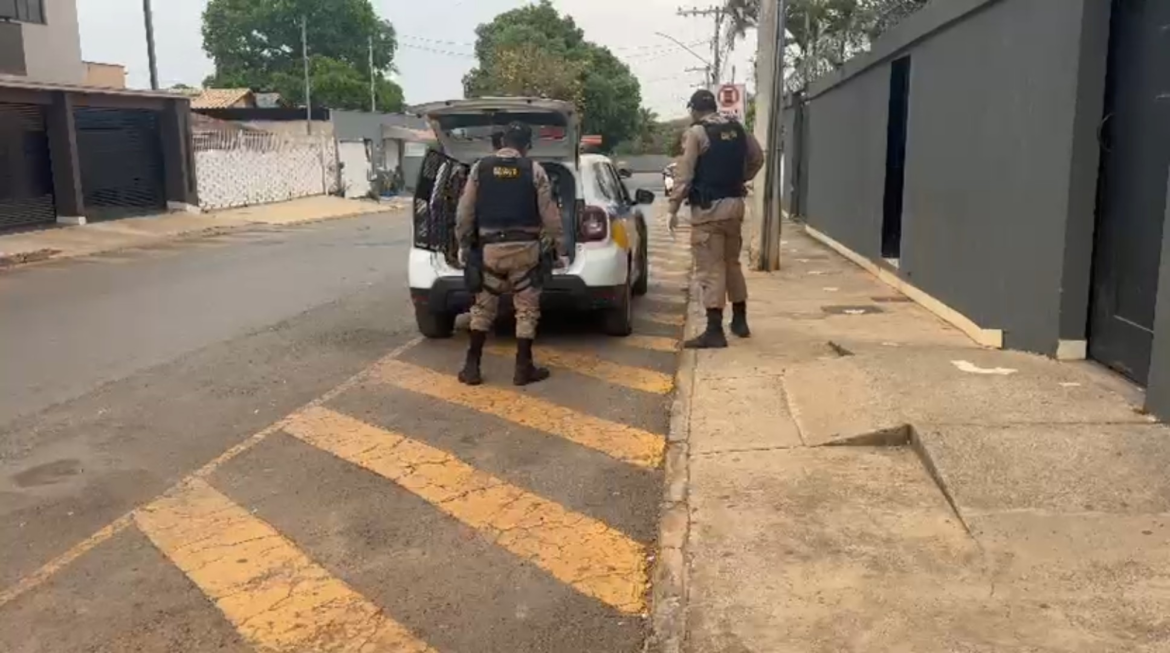 homem-esfaqueia-esposa-e-e-preso-apos-ser-visto-andando-ensanguentado-e-com-filho-no-colo-em-unai