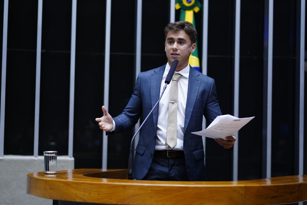 em-audios,-nikolas-ferreira-pede-que-daniel-vorcaro-ajude-em-negocios-de-ex-assessor