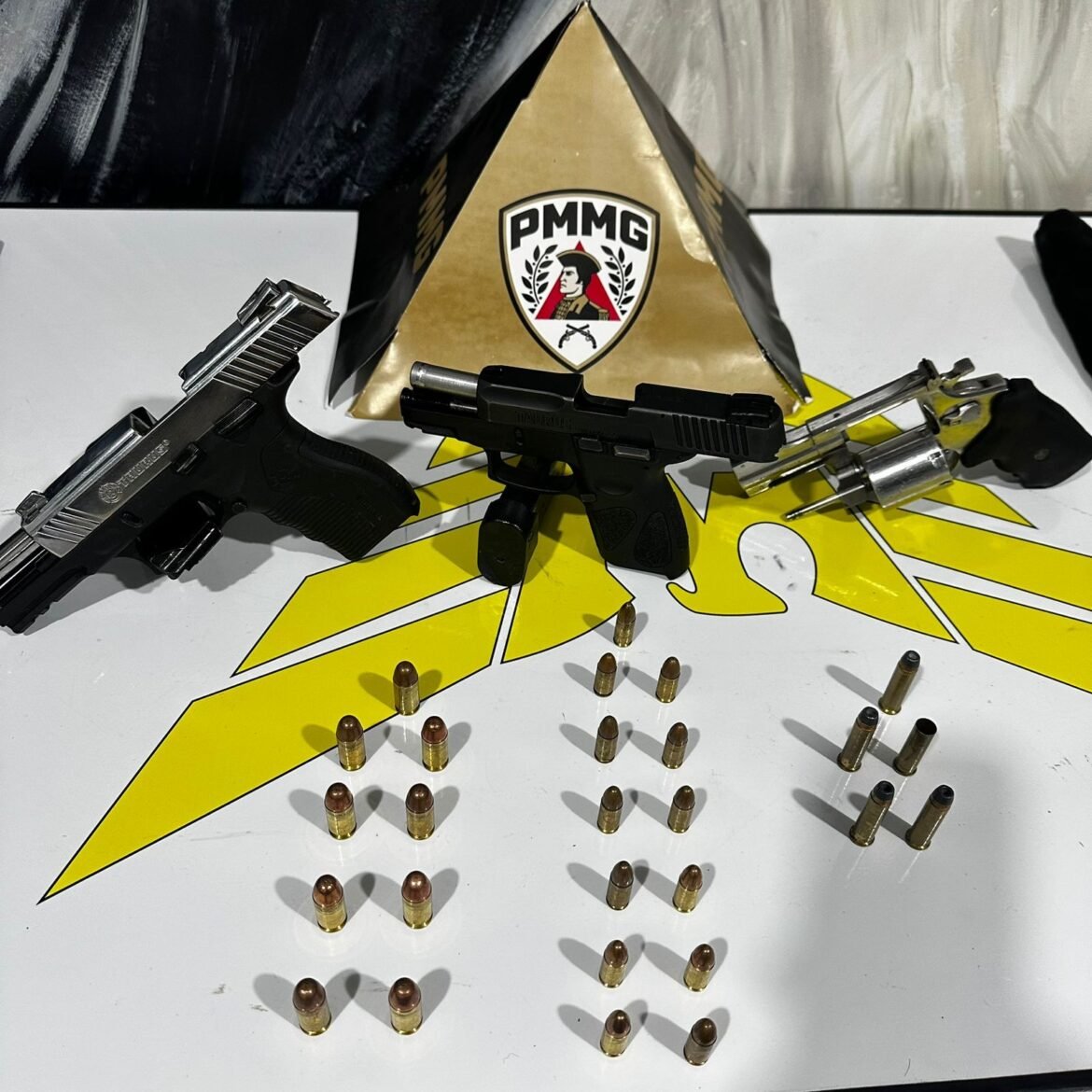 apos-tiro-contra-pm-durante-perseguicao,-tres-sao-detidos-e-armas-apreendidas-em-curvelo