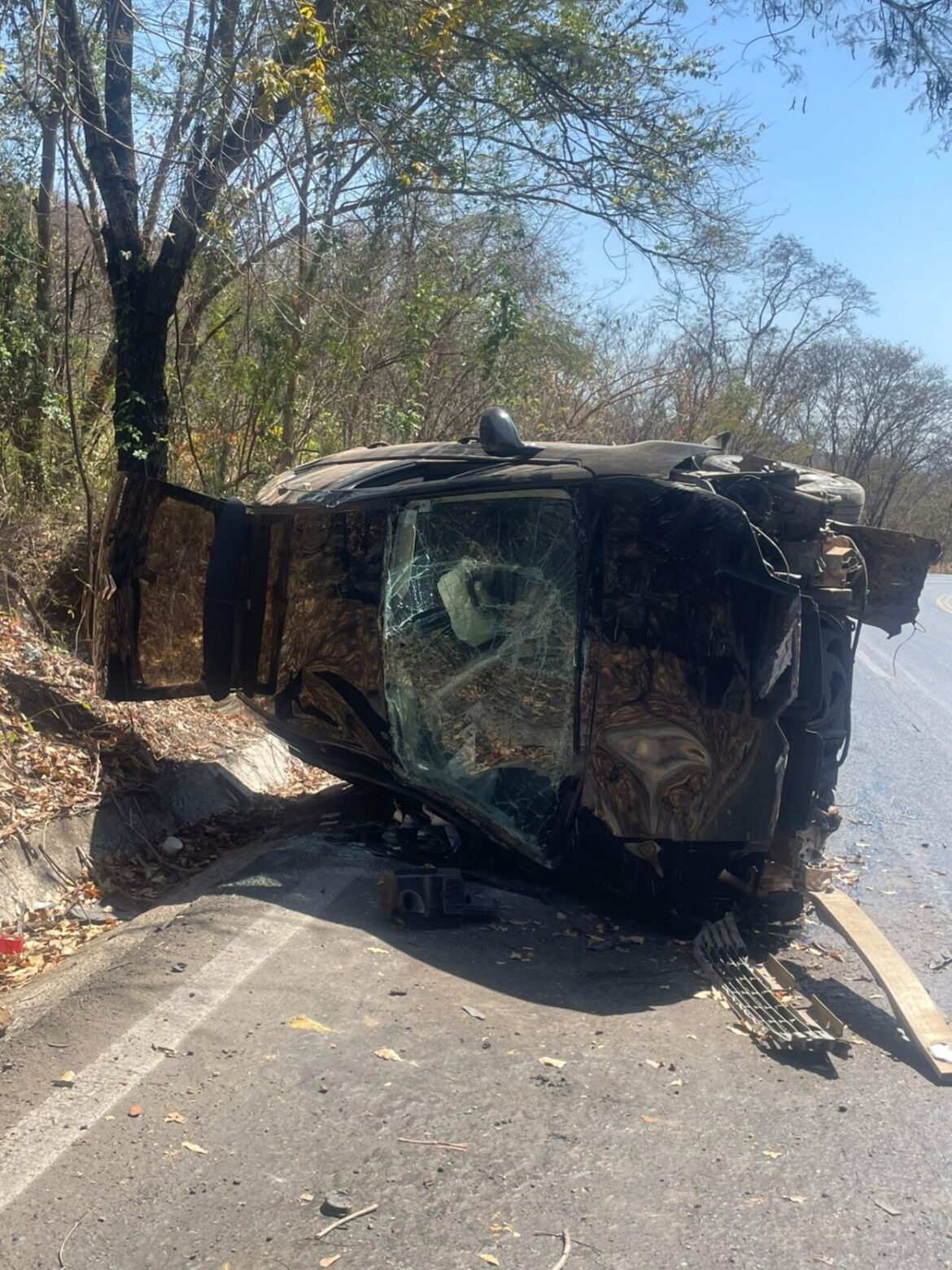 motorista-perde-o-controle-da-direcao-em-trecho-com-oleo-e-carro-capota-na-br-365