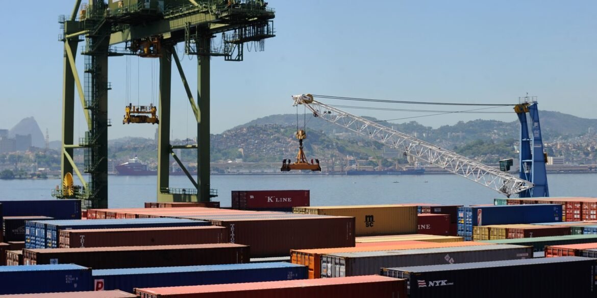 balanca-comercial-tem-superavit-de-us$-7,4-bilhoes-em-agosto