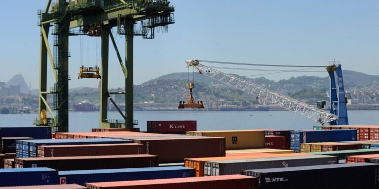 balanca-comercial-tem-superavit-de-us$-7,4-bilhoes-em-agosto