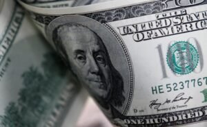dolar-sobe-e-fecha-a-r$-5,13-apos-pesquisa-eleitoral-e-dados-de-emprego-dos-eua;-ibovespa-recua-|-g1