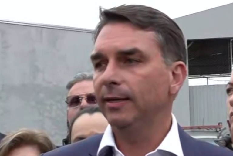 flavio-bolsonaro-visita-ex-assessor-do-pai-preso-no-parana-e-chama-moraes-de-‘laranja-podre’-no-stf