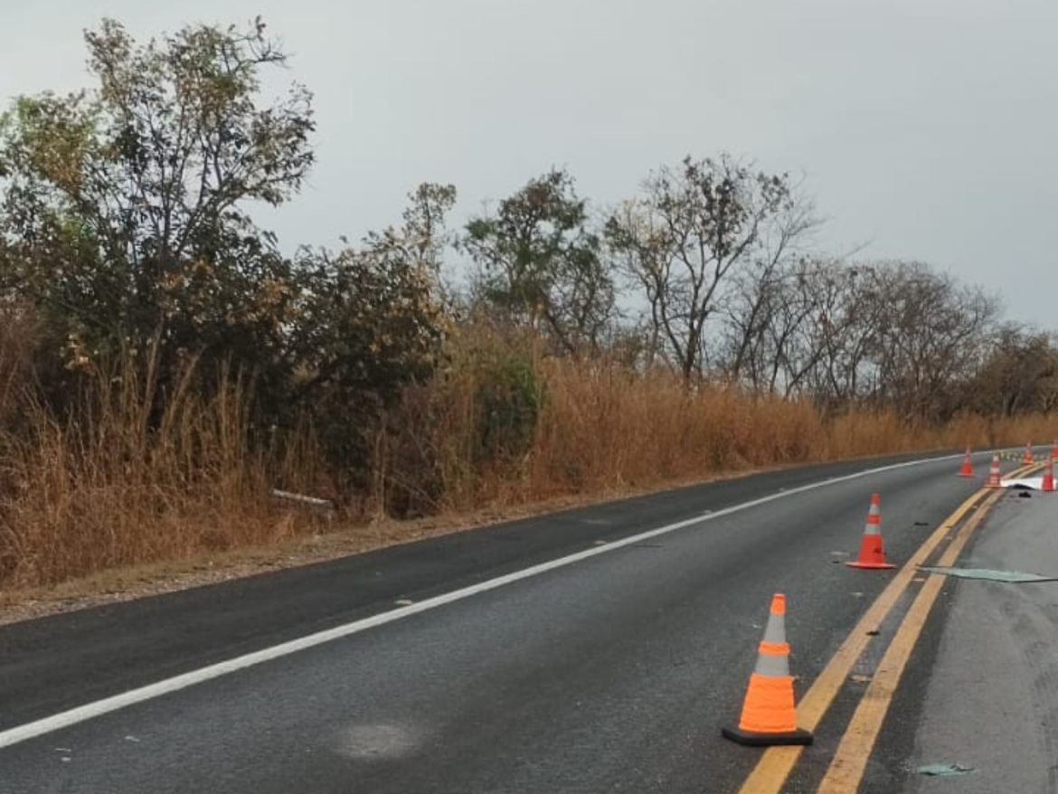adolescente-morre-apos-carro-bater-em-carreta-durante-ultrapassagem-na-br-135,-em-bocaiuva