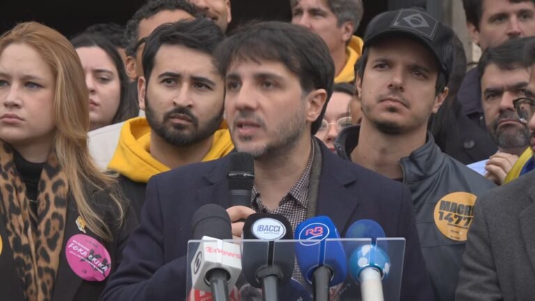renan-santos-faz-ato-no-ibirapuera-e-pede-afastamento-de-toffoli-e-moraes-do-stf,-de-andrei-da-pf-e-de-gonet-da-pgr