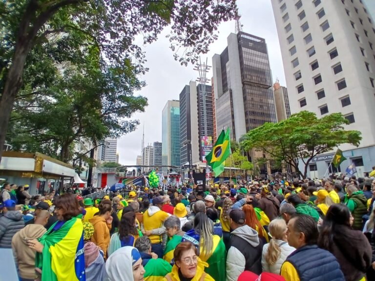 apoiadores-de-flavio-bolsonaro-se-reunem-para-ato-na-avenida-paulista