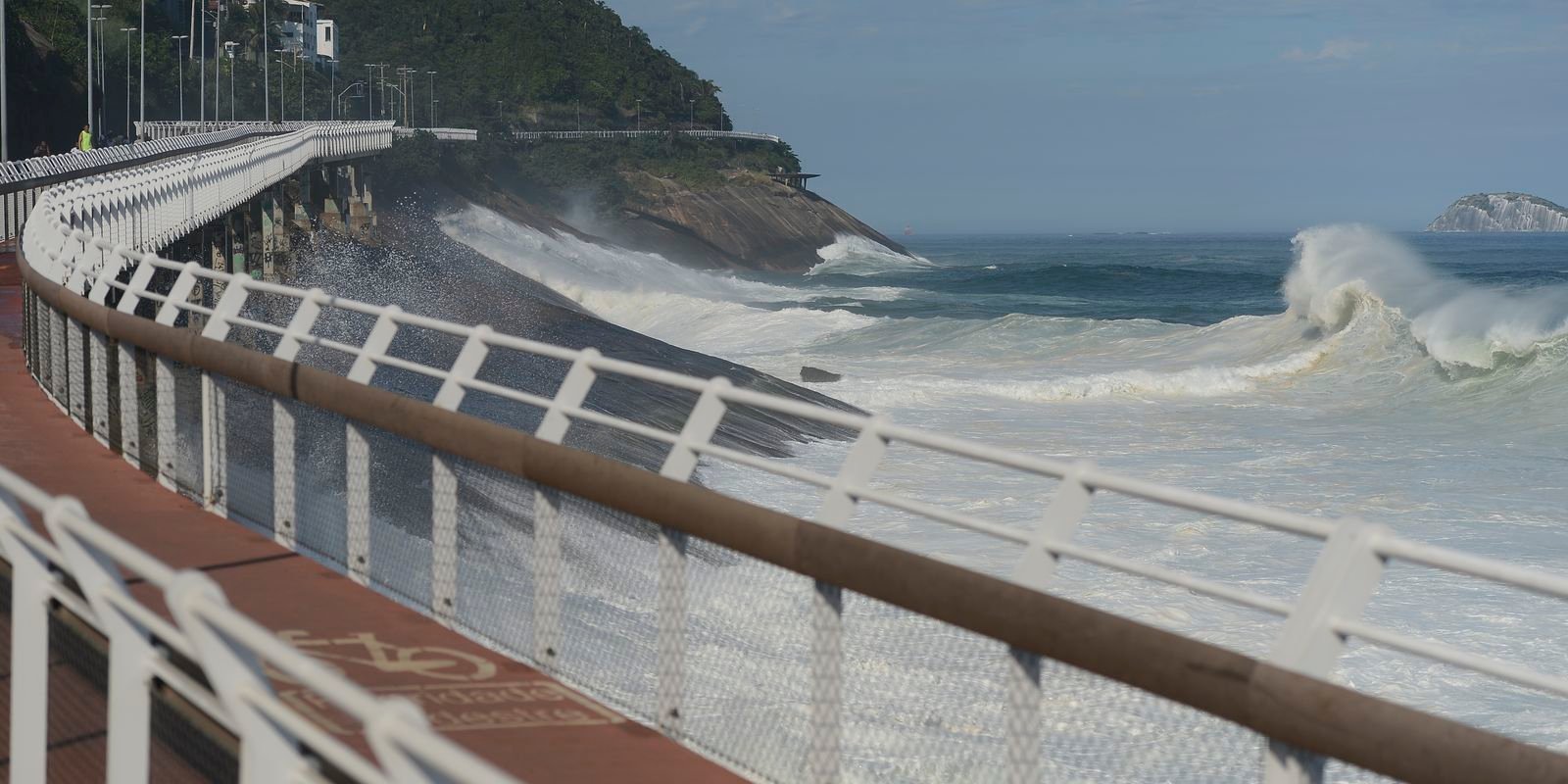 rio-de-janeiro-tem-aviso-de-ressaca;-ciclovia-tim-maia-e-fechada