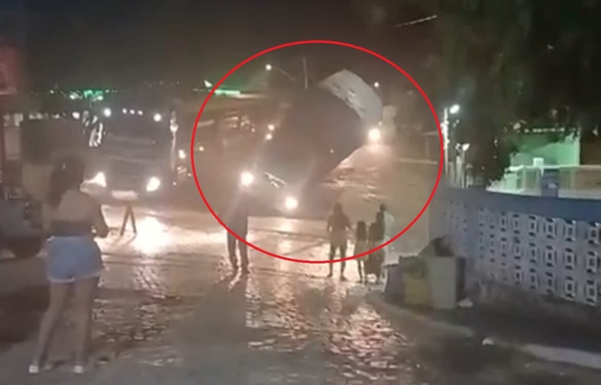 video-mostra-caminhao-carregado-com-carvao-tombando-na-rampa-da-balsa-em-manga