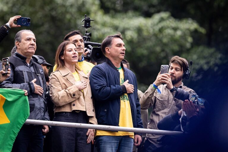 no-apice,-ato-com-flavio-bolsonaro-reune-28,5-mil-pessoas-na-paulista,-aponta-metodologia-da-usp