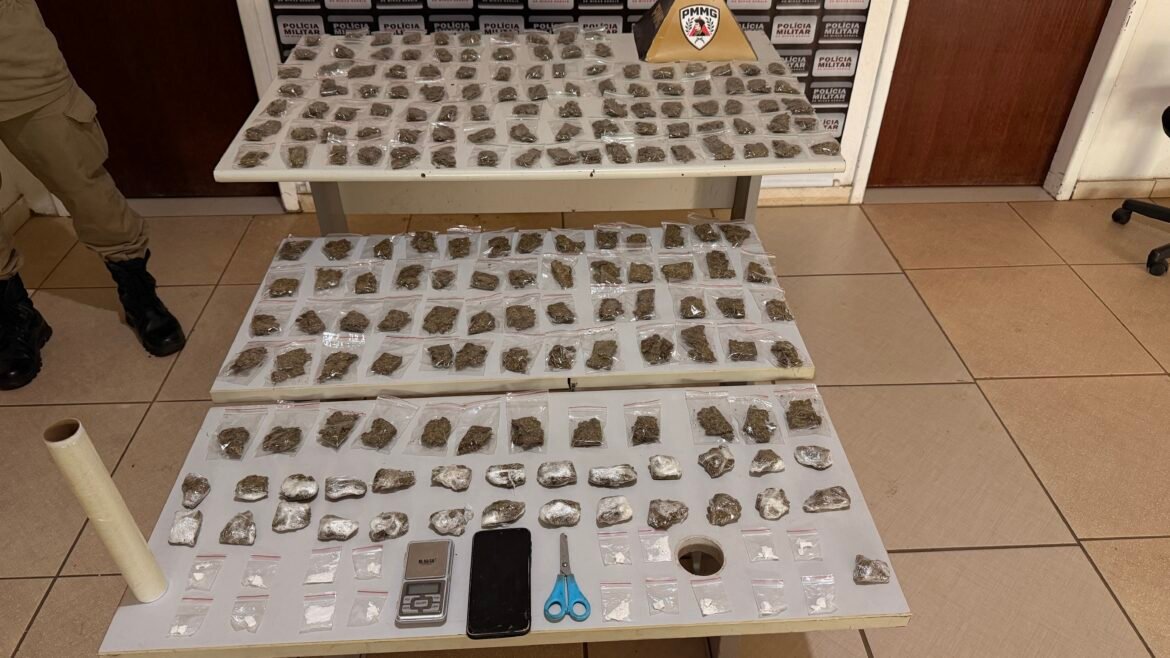 apos-denuncia,-policia-encontra-192-porcoes-de-maconha-escondidas-em-geladeira-de-casa-em-varzea-da-palma