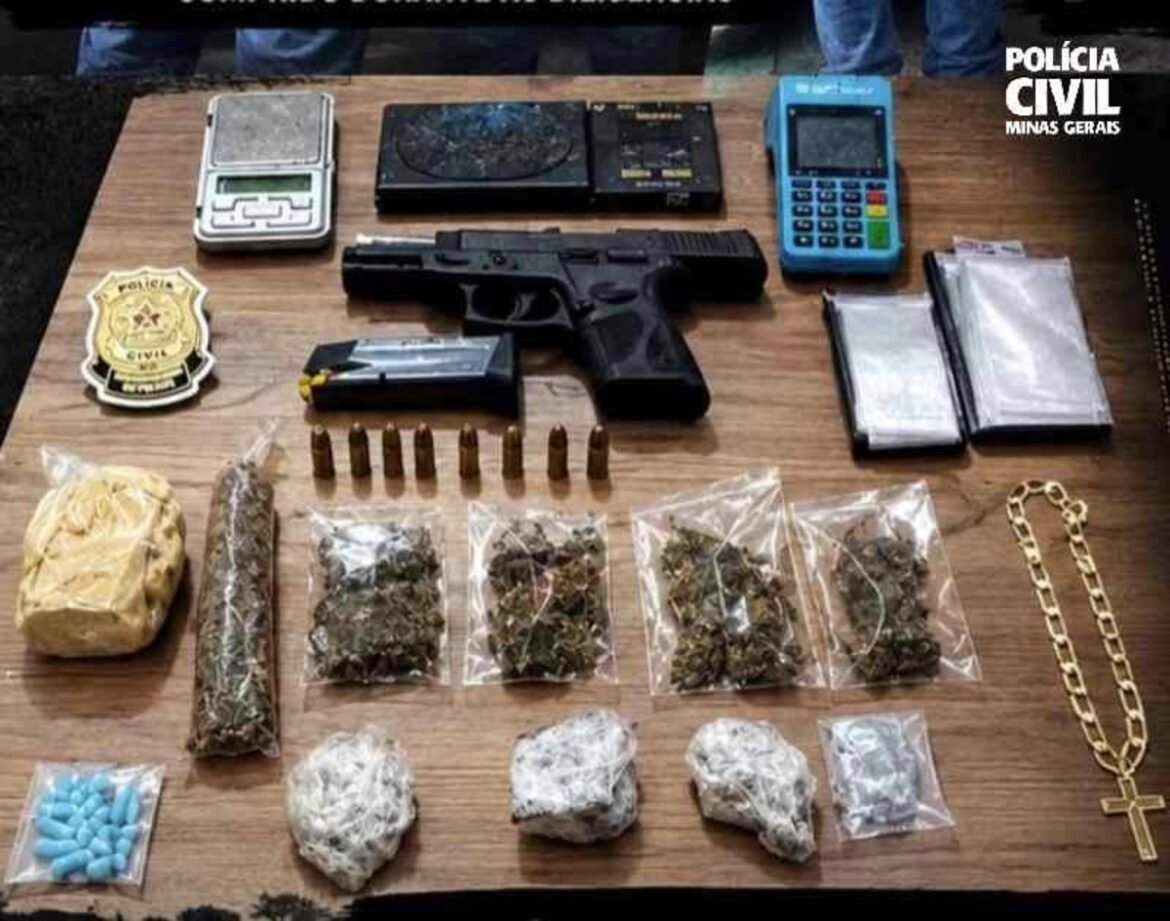 policia-civil-apreende-pistola,-drogas-e-veiculo-durante-operacao-de-combate-ao-trafico-em-porteirinha