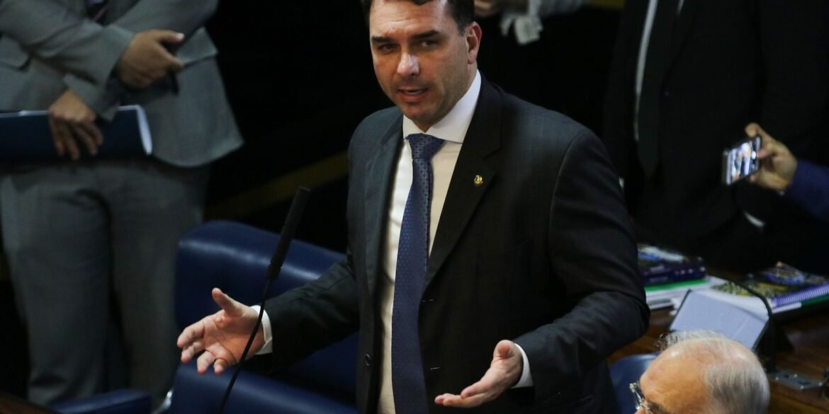 defesa-de-flavio-bolsonaro-tentou-levar-caso-dark-horse-a-mendonca