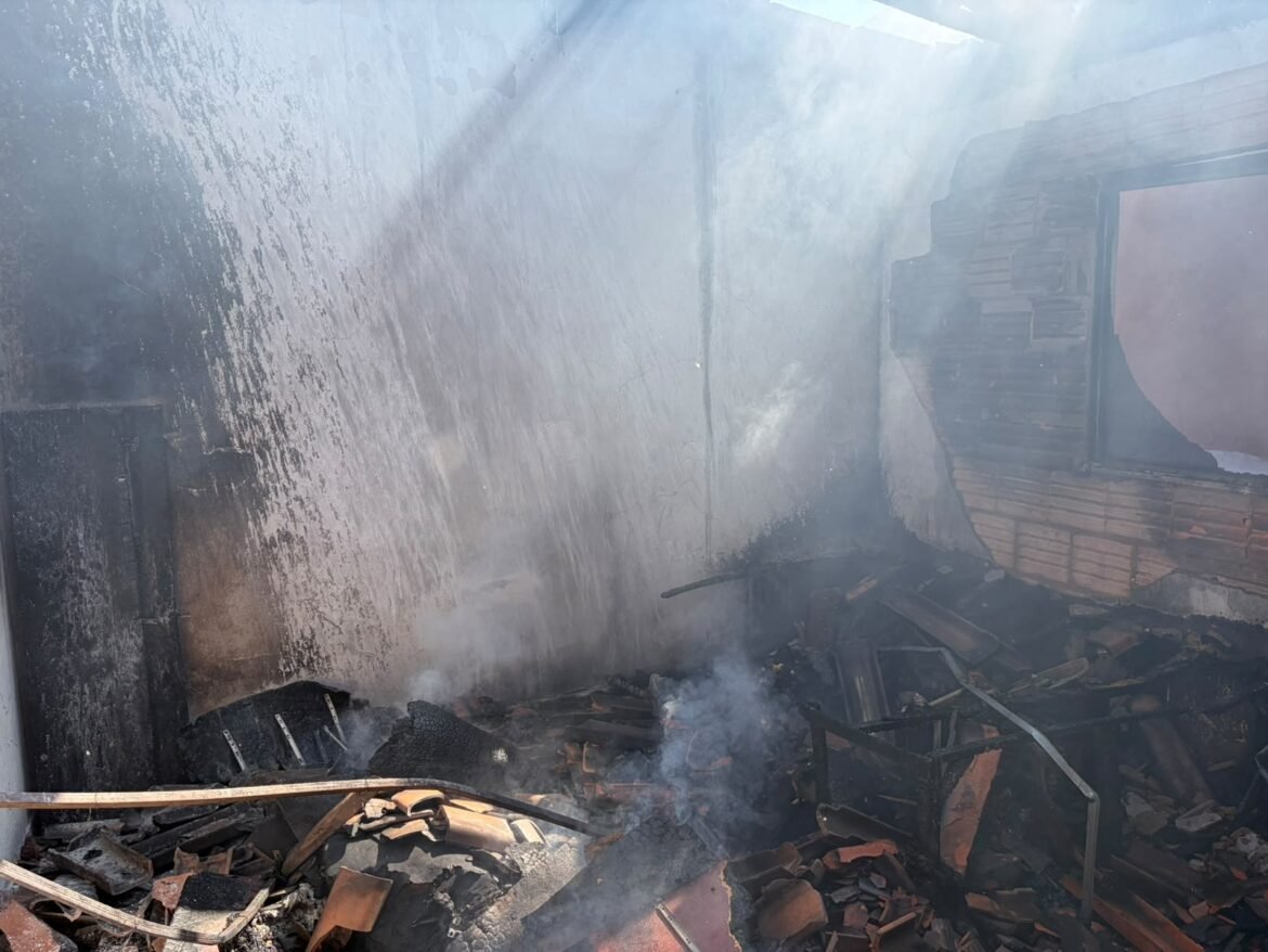 telhado-de-casa-desaba-e-moveis-sao-destruidos-por-incendio-em-montes-claros