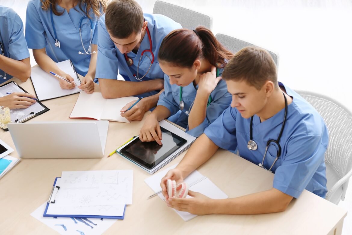 ate-39-candidatos-por-vaga:-por-que-ficou-tao-dificil-conseguir-uma-residencia-medica-no-brasil?