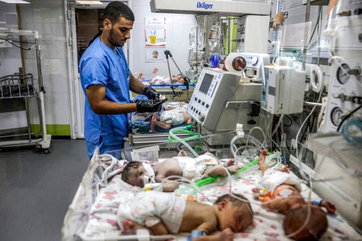sem-incubadoras-suficientes,-hospitais-de-gaza-acomodam-ate-tres-bebes-no-mesmo-equipamento