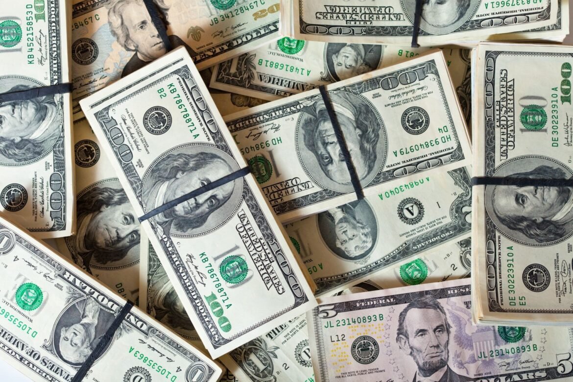 dolar-sobe-e-fecha-a-r$-5,14-com-cautela-global-e-cenario-politico-no-brasil;-ibovespa-cai-|-g1