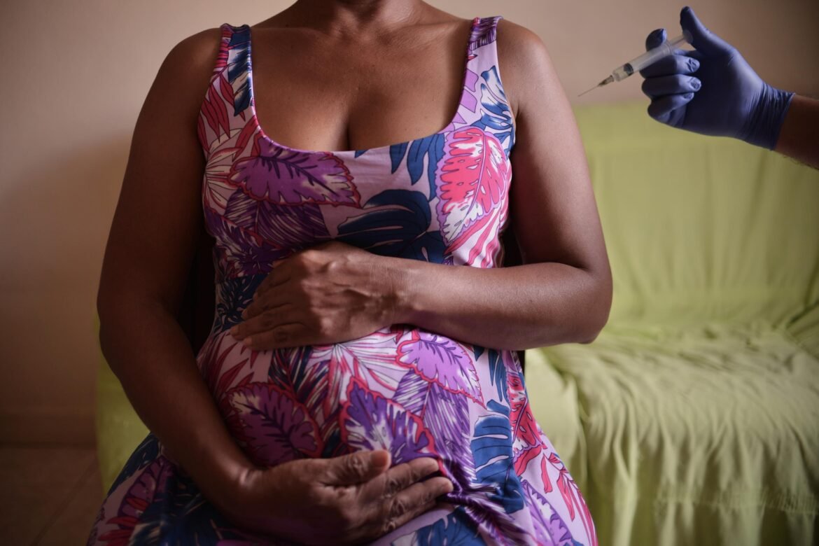 os-anticorpos-que-atravessam-a-placenta:-como-vacina-da-mae-protege-o-bebe-antes-mesmo-do-parto