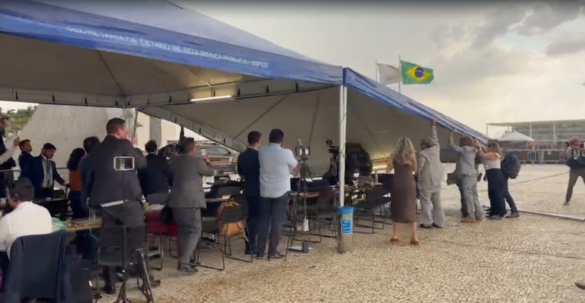 video:-ventania-derruba-tendas-e-faz-equipes-na-area-externa-do-stf-correrem-durante-julgamento
