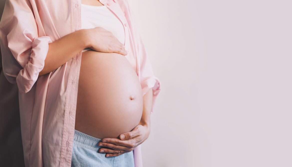 gravidez-apos-os-45-anos:-ate-onde-a-reproducao-assistida-consegue-driblar-o-relogio-biologico?