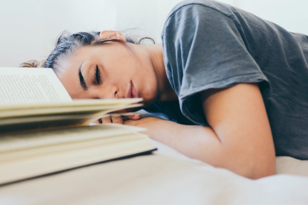 dormir-bem-pode-ajudar-no-desempenho-escolar-de-adolescentes,-mostra-estudo