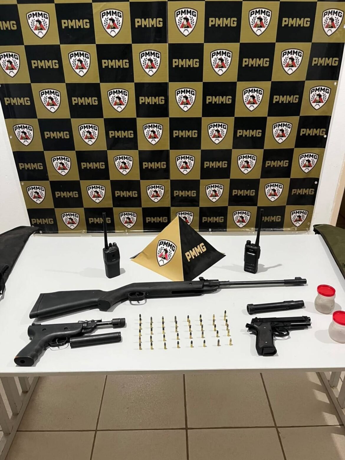 apos-sair-de-casa-dizendo-que-mataria-a-ex,-homem-e-preso-com-armas-e-municoes-em-buritizeiro