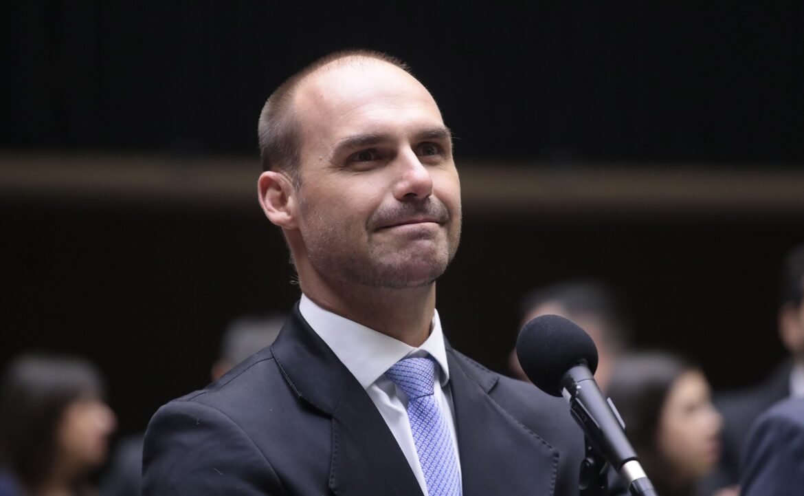 stf-rejeita-recurso-e-mantem-condenacao-de-eduardo-bolsonaro-por-coacao-em-processo-sobre-trama-golpista