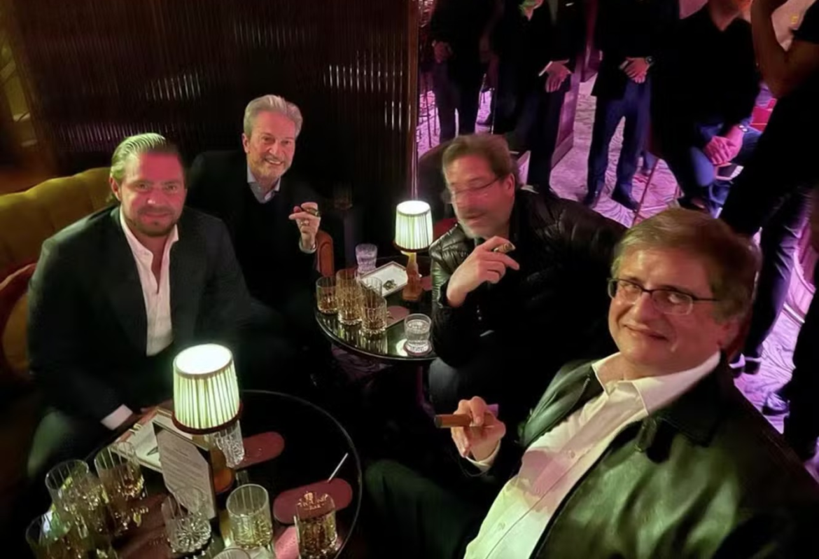 foto-no-telefone-de-daniel-vorcaro-mostra-paulo-gonet-fumando-charuto-com-ex-banqueiro-em-londres