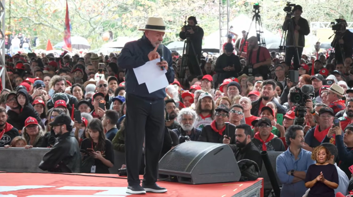 lula-faz-campanha-em-reduto-do-bolsonarismo,-diz-que-flavio-quer-tirar-o-pai-da-cadeia-e-prega-fim-das-bets