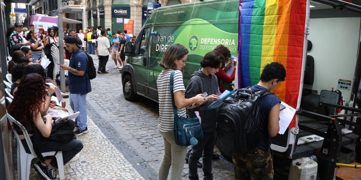 transexuais-e-travestis-fazem-ato-no-rj-em-defesa-da-democracia