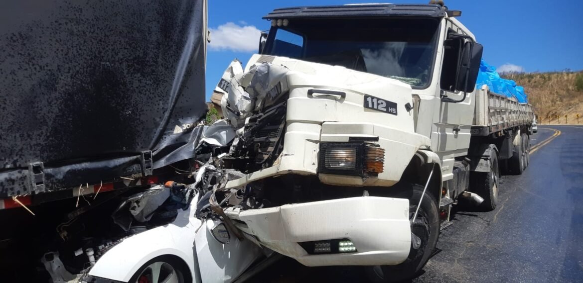 familia-sai-praticamente-ilesa-apos-carro-ser-prensado-entre-carreta-e-caminhao-e-ficar-destruido-em-mg:-‘e-realmente-um-milagre’,-diz-bombeiro