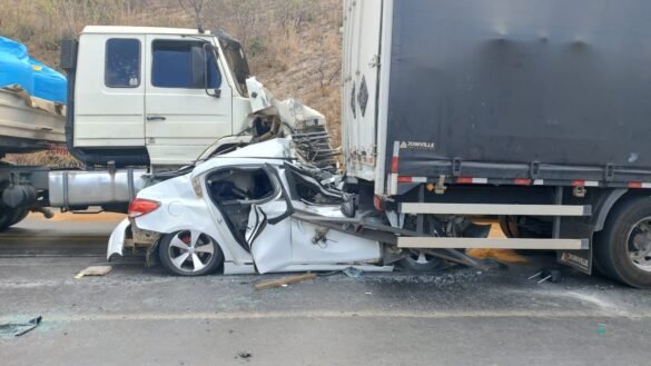 casal-e-filho-de-3-anos-sobrevivem-apos-carro-ficar-prensado-em-mg:-‘roda-da-carreta-subiu-no-teto-e-esmagou-veiculo’,-diz-bombeiro