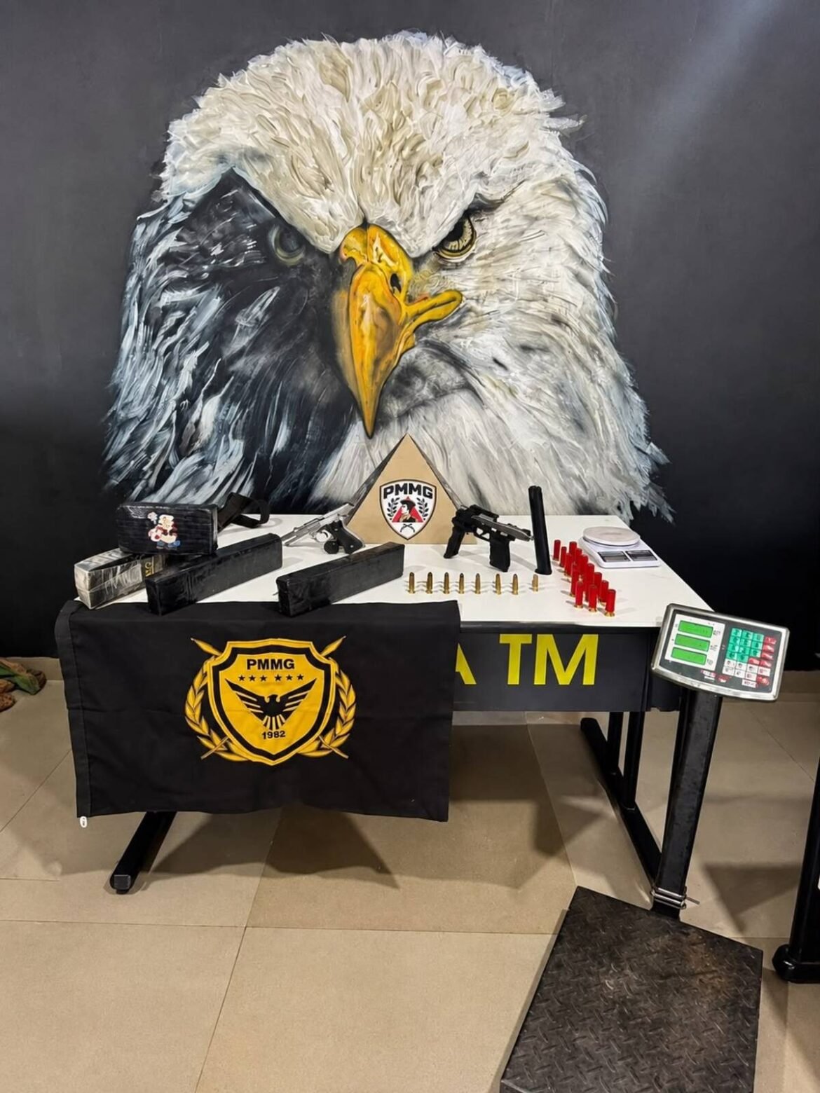 cadela-farejadora-ajuda-policia-a-localizar-pistolas,-municoes-e-drogas-escondidas-em-tambor-na-zona-rural-de-curvelo