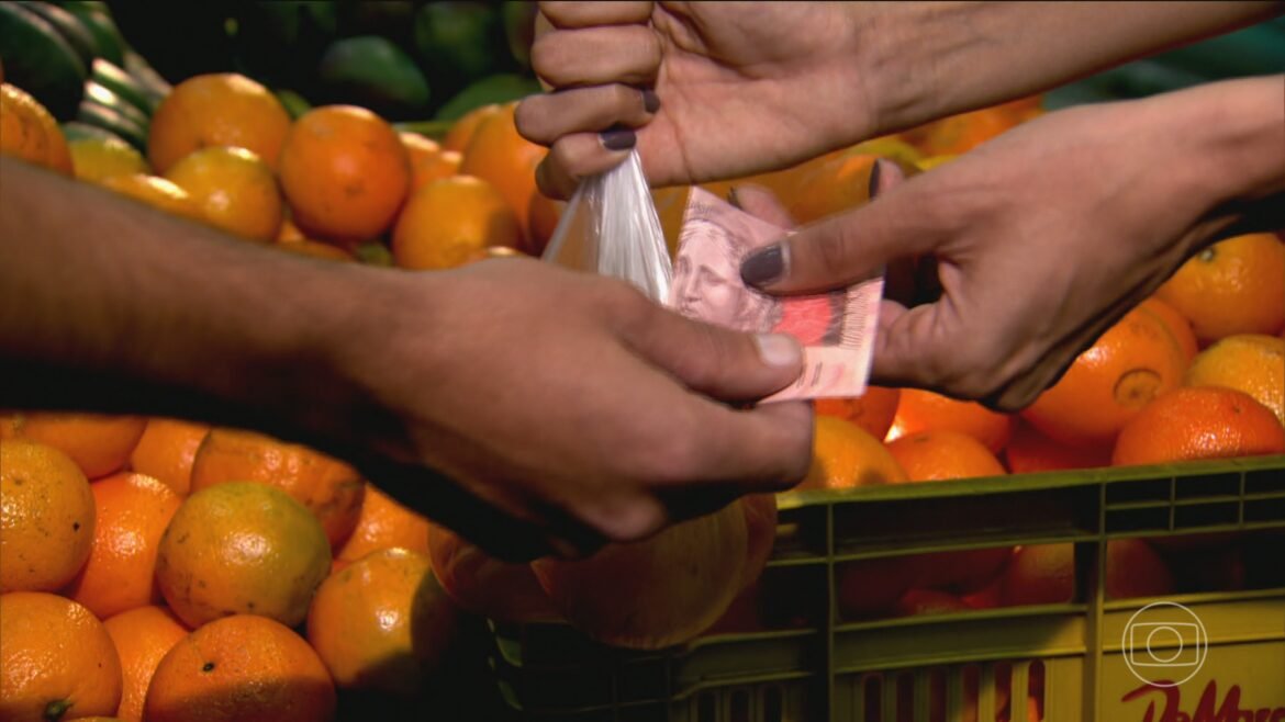 fazenda-reduz-previsao-de-crescimento-da-economia-para-2%-e-cita-alta-do-peso-das-dividas-das-familias-|-g1