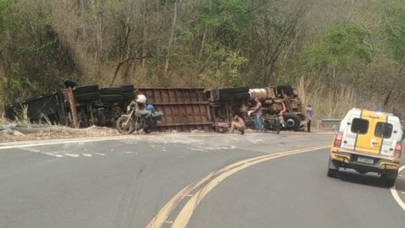 caminhao-com-90-bois-tomba-no-noroeste-de-mg-e-deixa-motorista-ferido