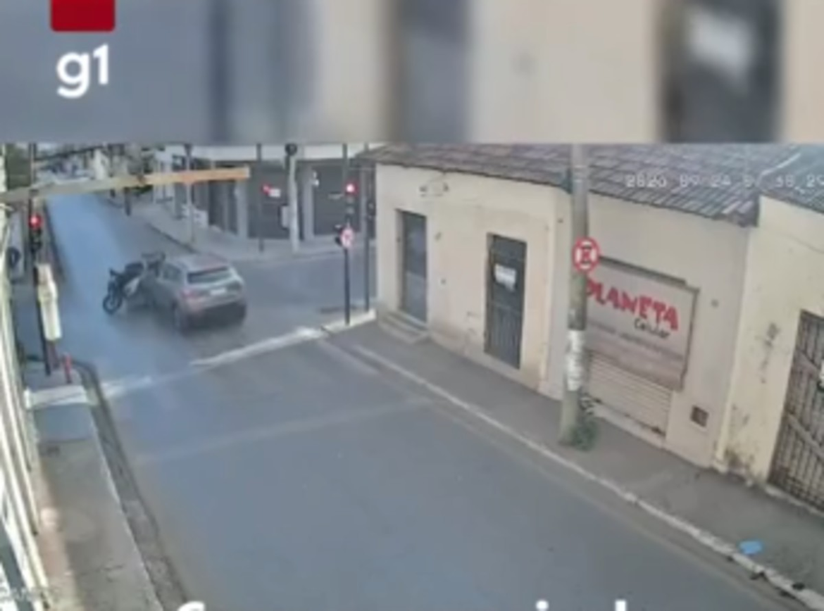 carro-avanca-sinal-vermelho-e-atinge-motocicleta-no-centro-de-montes-claros;-video